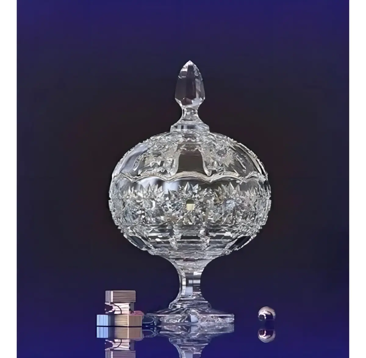 Bomboneira de Cristal Lapidada com Pé - imagem 2