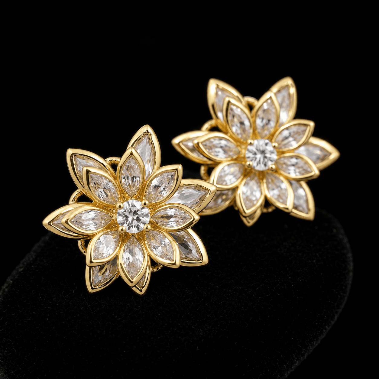 Brinco Flor Pétalas Cravejado Banhado a Ouro 18k - imagem 2