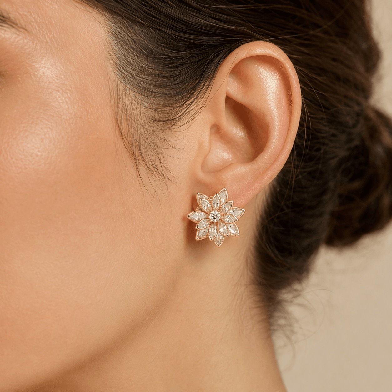 Brinco Flor Pétalas Cravejado Banhado a Ouro 18k - imagem 3