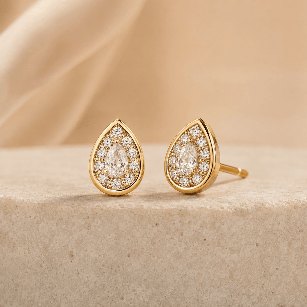 Brinco Gota Cravejado Banhado a Ouro 18k - imagem 3