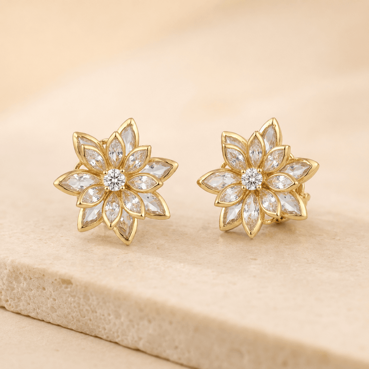 Brinco Flor Pétalas Cravejado Banhado a Ouro 18k